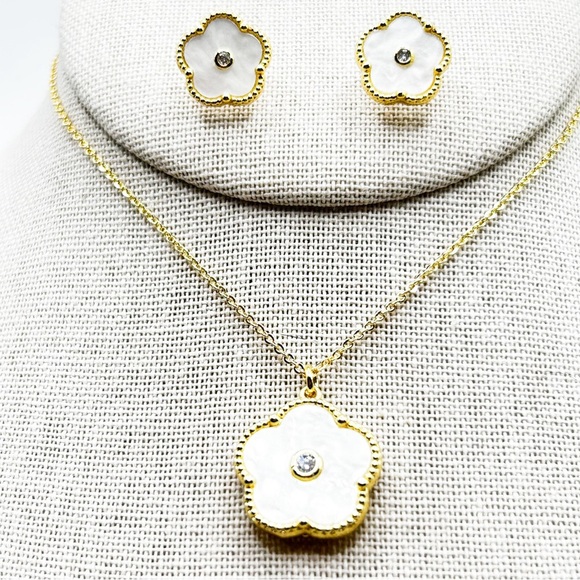 NWOT 18k GP stainless steel aqua colored clover set, necklace is adjus to 18” - Picture 15 of 16